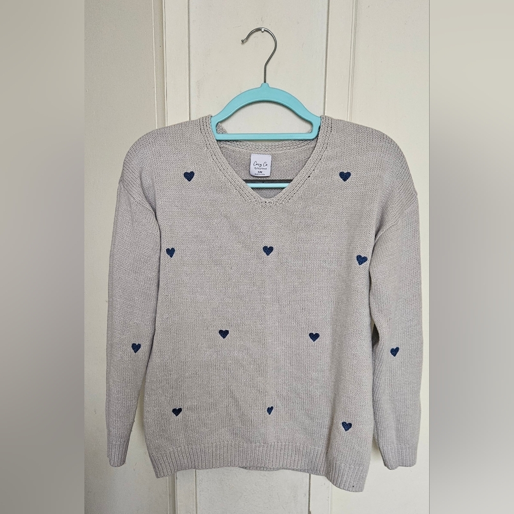 Cozy Casual Light Gray V-Neck Sweater with Navy Hearts - Picture 4 of 4